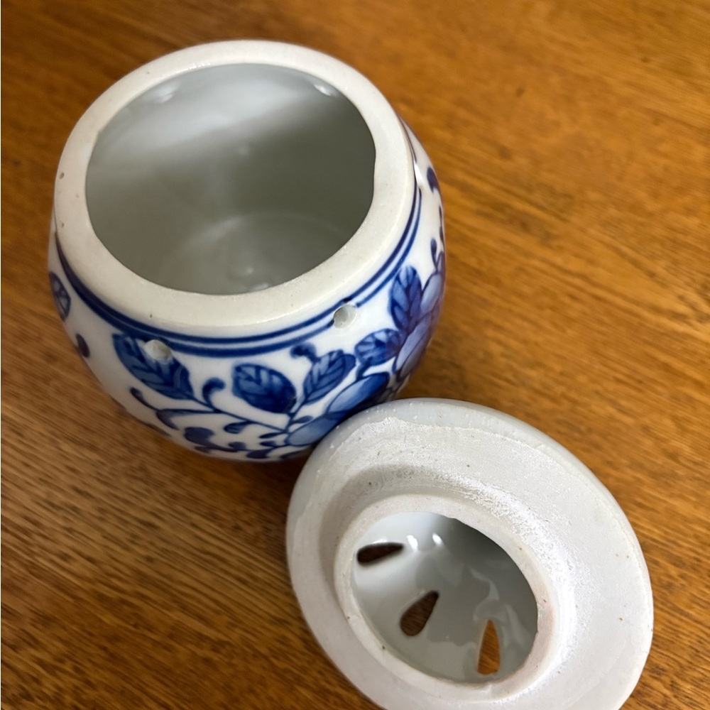 Blue and white porcelain lidded potpourri jar - Picture 2 of 6